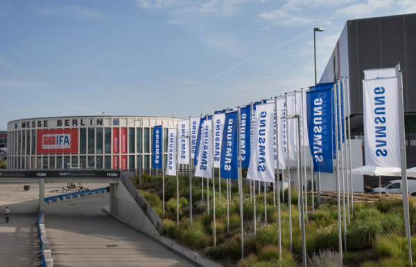 ▲지난해 9월 독일 베를린에서 열린 유럽 최대 가전전시회 'IFA 2019'에 앞서 삼성 단독 전시장이 마련된 '시티큐브 베를린(City Cube Berlin)' 건물 주변 모습. (사진=삼성전자)