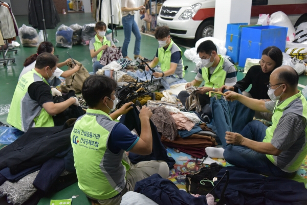 ▲건설공제조합 직원들이 4일 서울 상도동에 있는 삼성농아원을 찾아 자선바자회 준비를 돕고 있다. (사진 제공=건설공제조합)