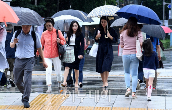 ▲가을 장마전선의 영향으로 서울을 비롯한 전국에 비가 내린 4일 서울 종로구 광화문사거리에서 우산을 쓴 시민들이 발걸음을 옮기고 있다.(신태현 기자 holjjak@)