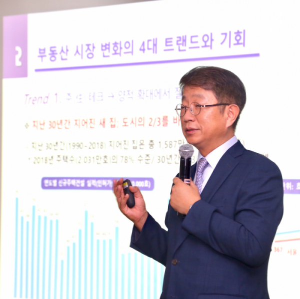 ▲박상우 고려대 공학대학원 석좌교수가 5일 강연을 하고 있다.(사진제공=중기중앙회)