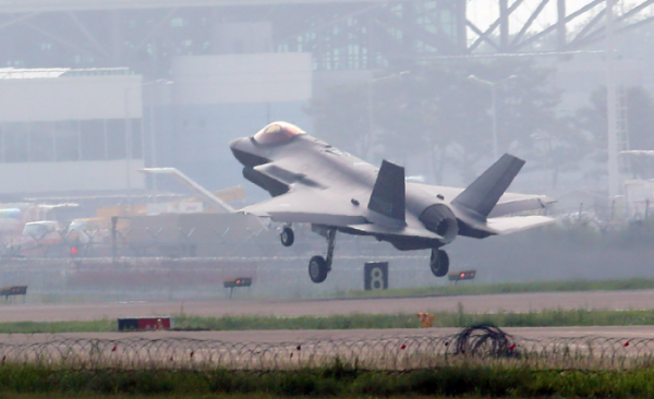 ▲22일 오후 청주 공군기지에서 스텔스 전투기 F-35A가 비행을 마친 뒤 착륙하고 있다. (사진=연합뉴스)