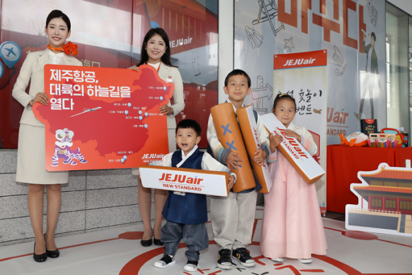 ▲제주항공이 9월8일 서울 마포구 AK& 홍대점에서 마련한 추석 맞이 윷놀이 행사에서 시민들이 윷놀이를 하며 즐거운 시간을 보내고 있다.(사진제공=제주항공)