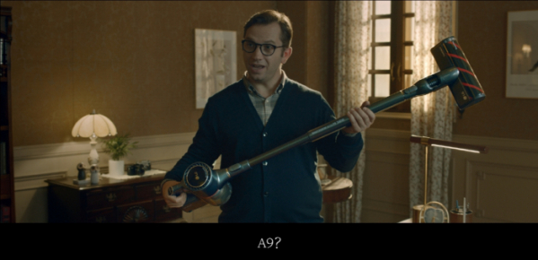 ▲광고 속 왓슨 박사가 셜록 홈즈가 준비한 LG 코드제로 A9을 받아들고 청소할 준비를 하고 있다.(사진=LG전자)