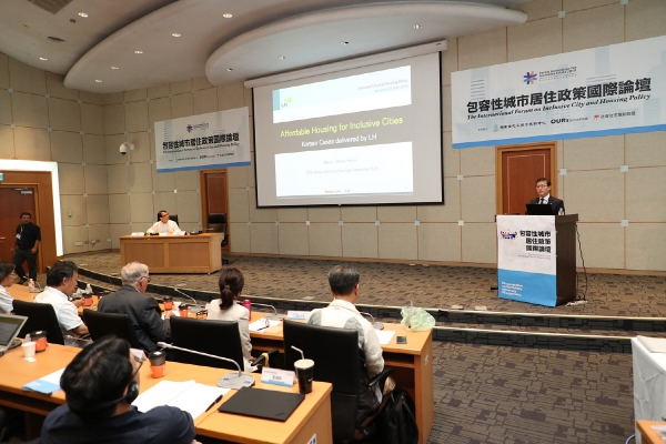 ▲변창흠 LH 사장이 지난 7일 대만 타이베이에서 열린 ‘제9차 동아시아 포용적 도시 네트워크 국제 포럼’에서 발표를 하고 있다.(사진 제공=한국토지주택공사)