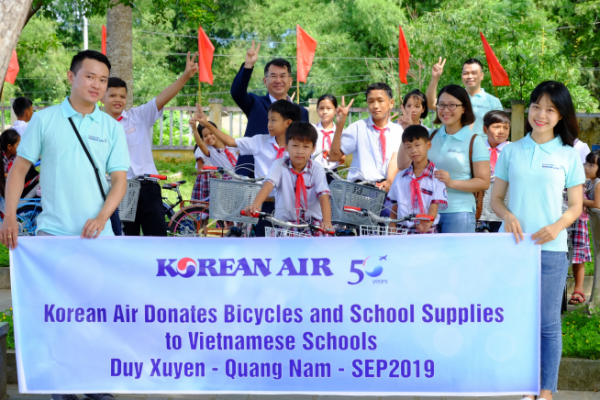 ▲지난 7일 베트남 꽝남성 쯔위투 초등학교에서 열린 ‘희망의 자전거’ 기증 행사에서 자전거를 선물 받은 학생들과 행사 관계자들이 기념 촬영을 하고 있다. 사진제공 대한항공