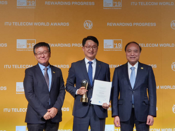 ▲이재섭(왼쪽부터) ITU 총국장, 지영근 KT 상무, 자오 허우린(Houlin ZHAO) ITU 사무총장이 ITU 텔레콤 월드 어워즈 2019에서 기념촬영했다.(사진제공=KT)