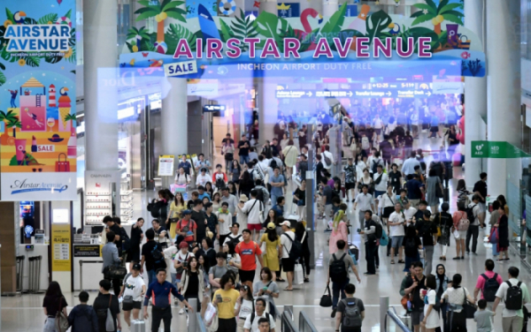 ▲인천 중구 인천국제공항 면세구역이 여행객들로 붐비고 있다. (이투데이DB)