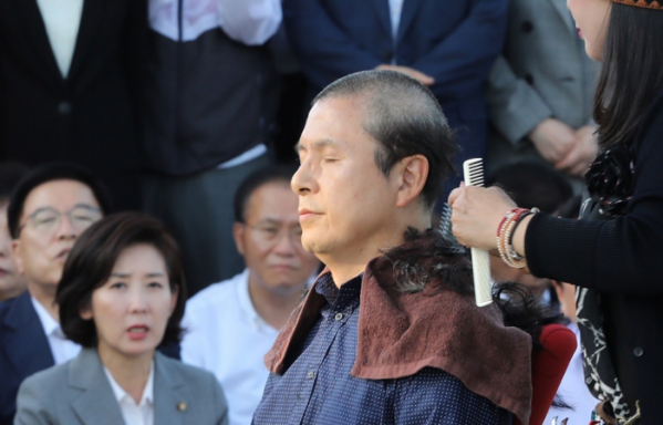 ▲자유한국당 황교안 대표가 16일 오후 청와대 앞 분수대 광장에서 '조국 법무부 장관 파면 촉구' 삭발을 하고 있다.(연합뉴스)