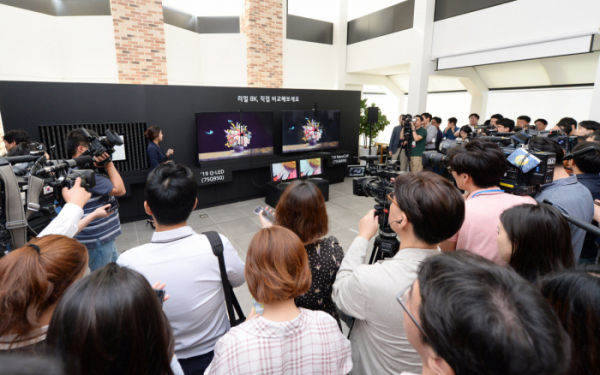▲17일 서울 여의도 LG트윈타워에서 열린 LG전자 디스플레이 기술설명회에서 참석한 기자들이 8K TV 제품들의 해상도를 비교하고 있다. (사진제공 LG전자)