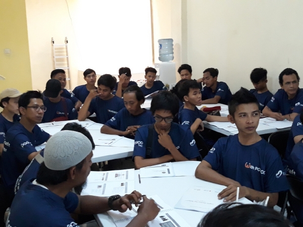 ▲포스코건설이 지난 16일 개설한 인도네시아 자카르타 ‘건설기능인력 양성교육센터’에서 참가자들이 교육을 받고 있다.