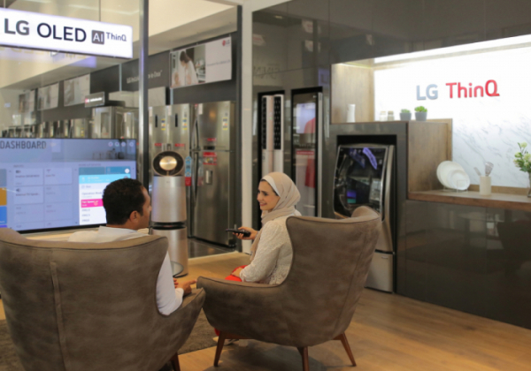 ▲LG전자가 12일 이집트 뉴카이로에 브랜드샵을 오픈하고 LG전자의 인공지능 가전을 체험할 수 있는 ‘LG 씽큐 체험존’을 마련했다. LG전자 직원이 'LG 씽큐 체험존에서 인공지능 가전을 경험하고 있다. (사진제공=LG전자)