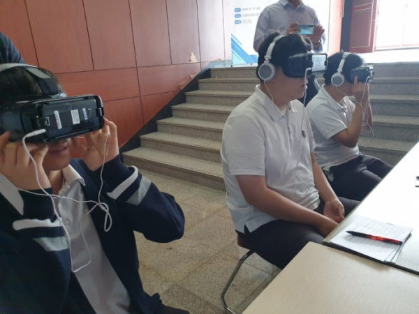 ▲의정부공업고등학교 학생들이 VR면접을 체험하고 있다.(사진제공=이노비즈협회)