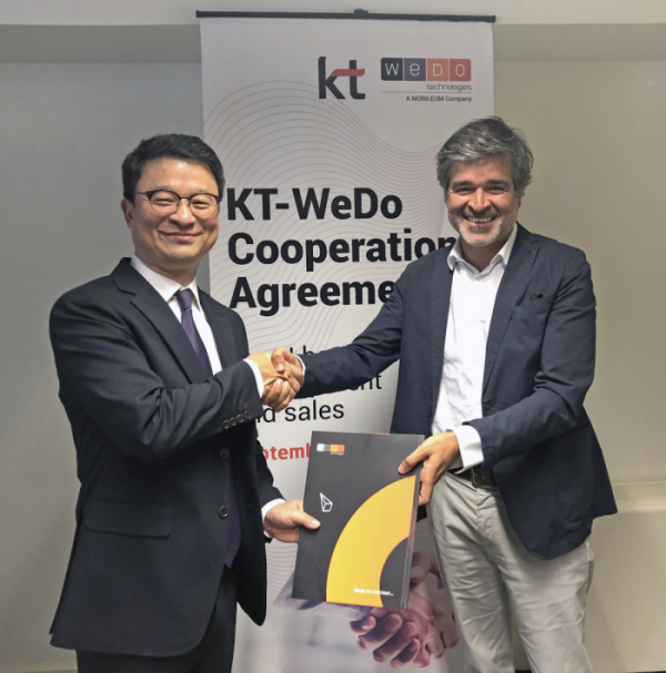 ▲KT 글로벌사업개발본부장 김영우 상무(왼쪽)와 WEDO CEO 루이 패이바(오른쪽)가 계약을 체결하고 악수를 하고 있다.(사진제공= KT)