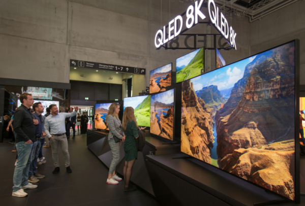 ▲지난 9월 독일 베를린에서 열린 유럽최대 가전전시회 'IFA 2019' 에서 관람객들이 삼성전자의 QLED 8K TV를 살펴보고 있다.(사진=삼성전자)