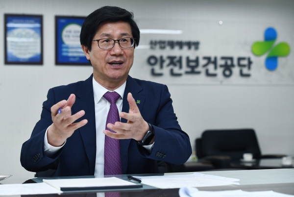 ▲박두용 한국산업안전보건공단 이사장은 “기업은 정부의 규제와 법만을 생각할 것이 아니라 자기 사업장의 안전을 어떻게 확보할 것인지, 어떻게 안전의 경쟁력을 지닐 것인지 고민해야 한다”고 강조했다.  신태현 기자 holjjak@