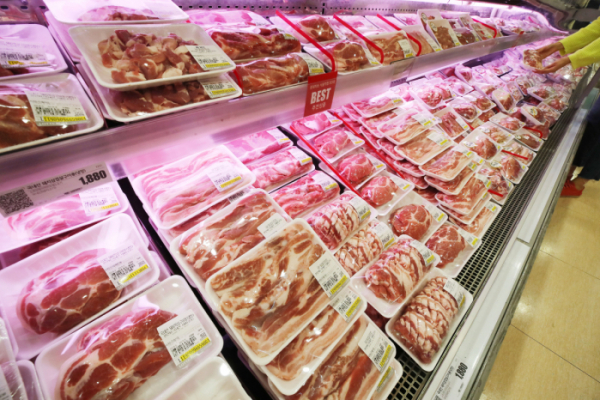 ▲토요일(28일) 정오부터 전국에 내려진 돼지 일시이동중지명령이 해제된다. 돼지고기 공급이 재개되면 급등한 돼지고기 가격도 안정을 찾을지 주목받고 있다.(연합뉴스)
