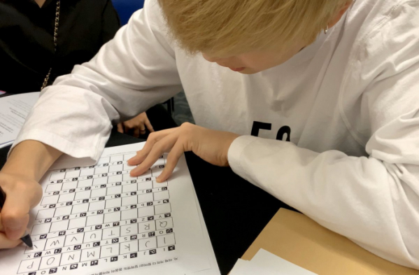 ▲가수 강다니엘이 한글날 손글씨 공모전에 제출할 글씨를 쓰고 있다.(강다니엘 트위터)