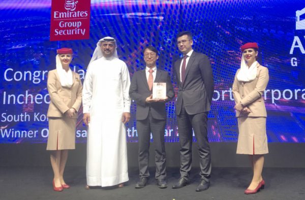 ▲한국시각 24일 두바이에서 열린 ‘AVSEC Global Awards 2019 시상식’에서 인천공항공사 박원순 팀장(사진 가운데)이 인천공항공사를 대표해 ‘올해의 항공보안기관상’을 수상한 후 시상식을 주관한 Emirate Group Security Dr.Abdulla Al Hashimi 사장(사진 왼쪽에서 2번째)과 기념촬영을 하고 있다. (인천국제공항공사)