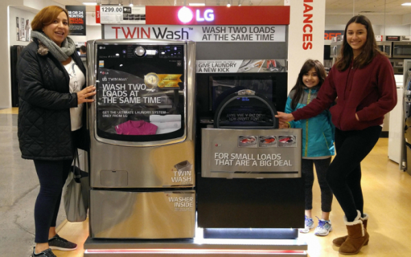 ▲미국 뉴저지주의 한 가전 매장에서 소비자들이 LG 트윈워시를 살펴보고 있다. (사진제공=LG전자)