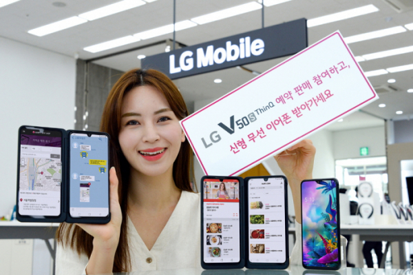 ▲LG전자가 내달 11일 하반기 전략 스마트폰 LG V50S ThinQ을 국내 시장에 출시한다. 이에 앞선 내달 4일부터 10일까지 예약판매를 실시할 예정이다. LG전자 모델이 LG V50 ThinQ와 신형 LG 듀얼 스크린을 소개하고 있다. (사진제공=LG전자)