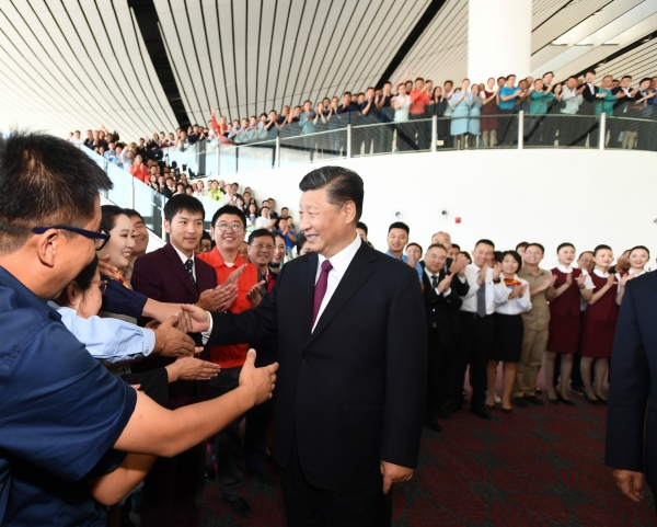 ▲시진핑(오른쪽) 중국 국가주석이 25일(현지시간) 베이징 다싱국제공항 개항식에 참석해 공항을 건설한 근로자, 공항직원 대표들과 악수하고 있다. 베이징/신화뉴시스
