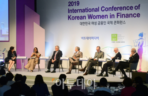 ▲27일 열린 '2019 대한민국 여성 금융인 국제 콘퍼런스'에서 패널토론이 진행되고 있다.