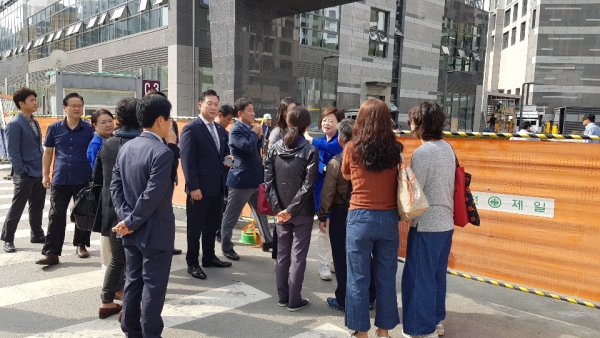 ▲서울 강동구가 지역구인 진선미 국회의원과 구의원 등이 ‘고덕 그라시움’ 이파트 공사 현장을 찾아 입주예정자협의회 관계자들과 대화하고 있다. (사진 제공=고덕 그라시움 입주예정자 협의회)