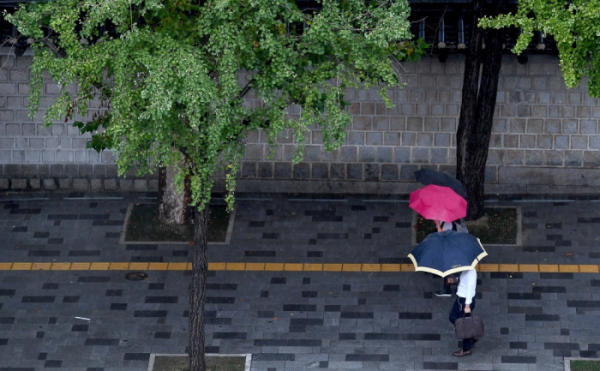 ▲서울 중구 시청역 인근에서 우산을 쓴 시민들이 발걸음을 옮기고 있다. 신태현 기자 holjjak@ (이투데이DB)