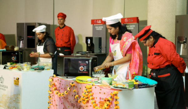 ▲LG전자가 28일 인도 뉴델리 하야트호텔에서 건강한 요리문화를 확산하기 위해 'LG 요리 경연대회'를 개최했다. 참가자가 LG 광파오븐을 활용해 요리를 만들고 있다. (사진제공=LG전자)