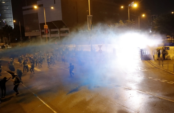 ▲홍콩 경찰이 28일(현지시간) 물대포를 사용해 시위대를 해산시키려 하고 있다. 홍콩/AP연합뉴스 
