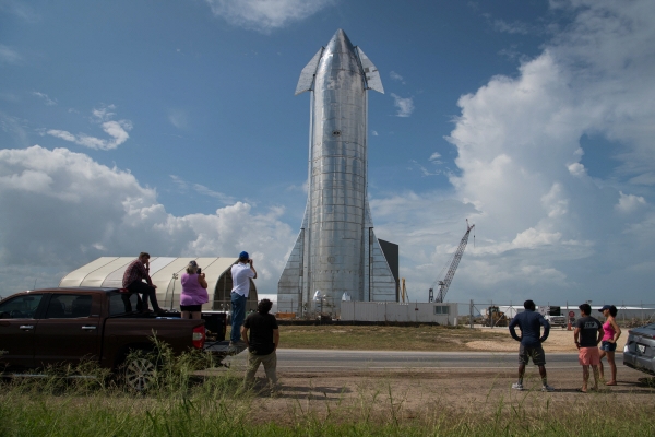 ▲스페이스X가 28일(현지시간) 미국 텍사스주 보카치카 빌리지에 있는 자사 로켓발사시설에서 우주선 ‘스타십’ 프로토타입을 공개하고 있다. 스타십은 달과 화성 등으로 인간을 실어나르기 위한 스페이스X의 비전 핵심이다. 보카치카/AFP연합뉴스 