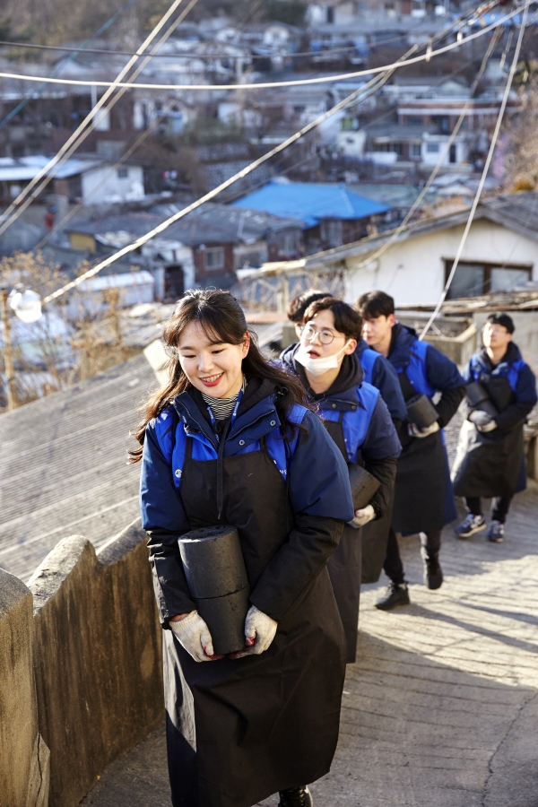 ▲효성 신입사원들이 1월 ‘사랑의 연탄 나눔’ 봉사활동을 하고 있다. 사진제공=효성
