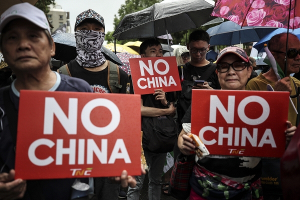 ▲대만 타이베이에서 29일(현지시간) 홍콩 시위를 지지하는 가두행진이 벌어진 가운데 시위대가 ‘No China’라고 적힌 푯말을 들고 시위하고 있다. 타이베이/EPA연합뉴스 
