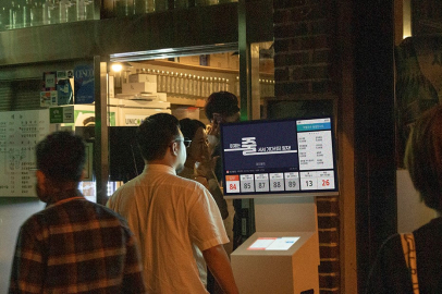 ▲사진=식당 대기 고객이 테이블링 키오스크의 광고를 시청하고 있다