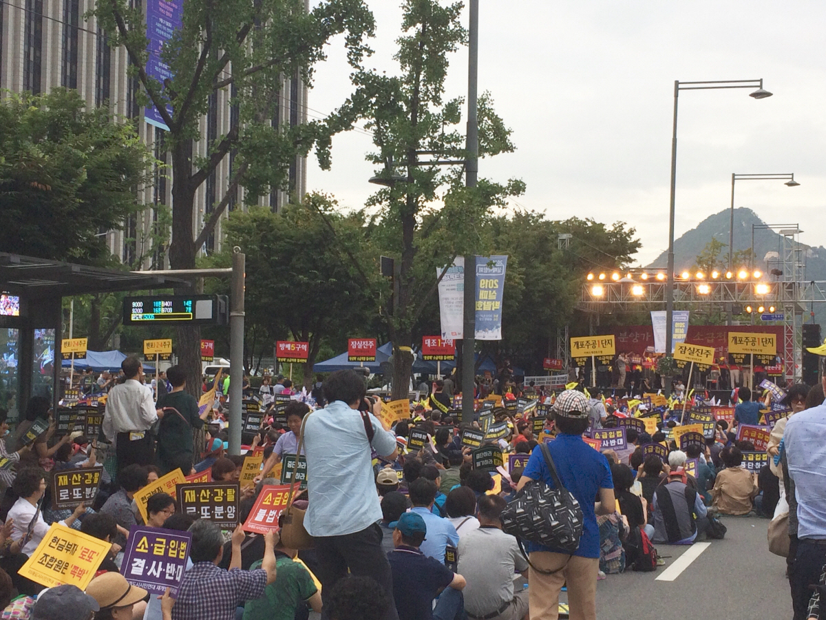 ▲재개발·재건축 단지 조합원들이 지난 달 서울 세종대로 세종로공원에서 ‘분양가 상한제 소급적용 저지 재개발·재건축 조합원 총궐기대회’를 열고 있다.(사진=김동효 기자@)