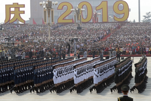 ▲중국 인민해방군이 1일(현지시간) 베이징 톈안먼 광장에서 건국 70주년 기념 퍼레이드를 하고 있다. 베이징/AP연합뉴스
