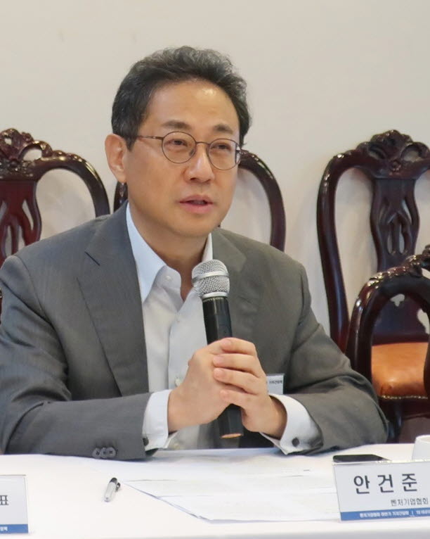 ▲안건준 벤처기업협회장이 1일 서울 여의도 한 식당에서 '하반기 기자간담회'를 열고, 주요 현안에 대해 소개하고 있다.(사진제공=벤처기업협회)
