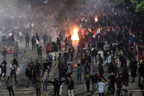 ▲인도네시아 자카르타에 있는 국회의사당 주변에 지난달 30일(현지시간) 학생들이 모여 시위를 하고 있다. 자카르타/로이터연합뉴스
