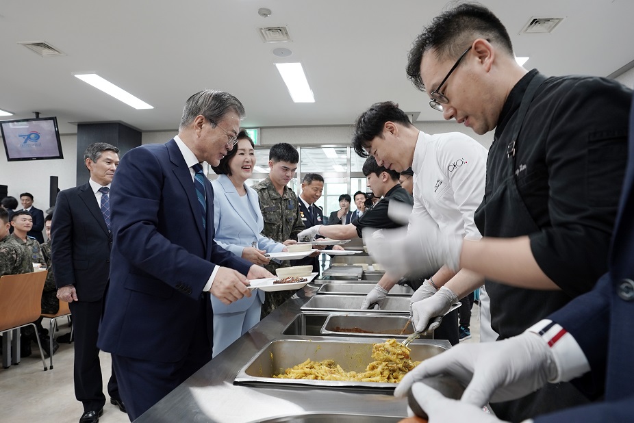 ▲문재인 대통령과 김정숙 여사가 1일 오후 대구 공군기지 에서 국군의 날 행사 후 장병들과 오찬을 하고 있다.(연합뉴스)