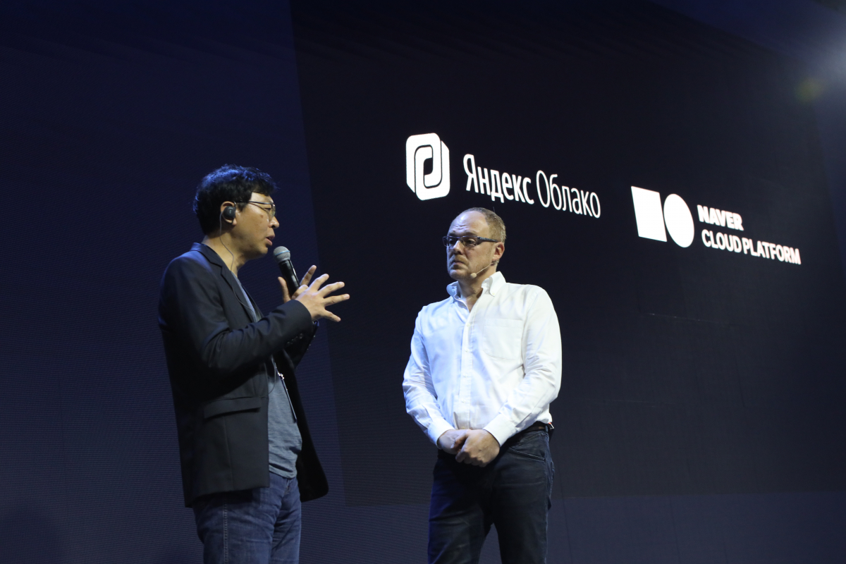 ▲박기은 NBP CTO(왼쪽)와 얀 레진스키 얀덱스 CTO가 키노트 세션에 나와 이야기하고 있다. (사진제공=네이버비즈니스플랫폼)