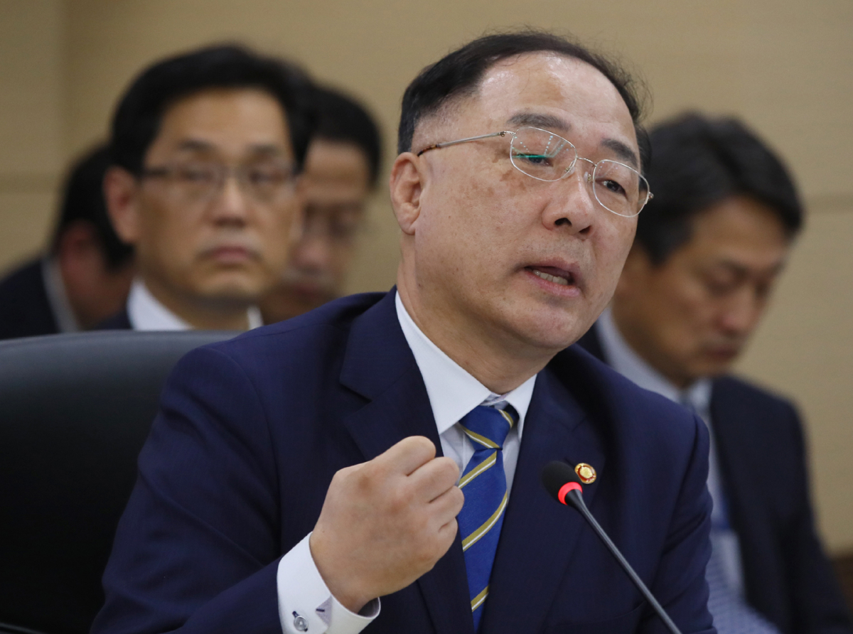 ▲홍남기 기획재정부 장관 겸 경제부총리가 2일 세종시 정부세종청사 기획재정부에서 열린 국회 기획재정위원회 국정감사에서 답변을 하고 있다.(사진제공=연합뉴스)