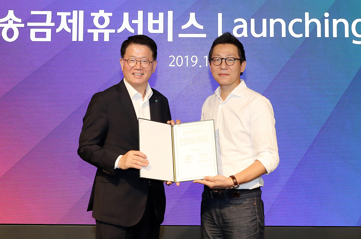 ▲최명환 NHN 페이코 페이먼트정책실 이사(오른쪽)와 조종형 KEB하나은행 외환사업단장이 기념촬영을 하고 있다. (사진제공=NHN페이코)