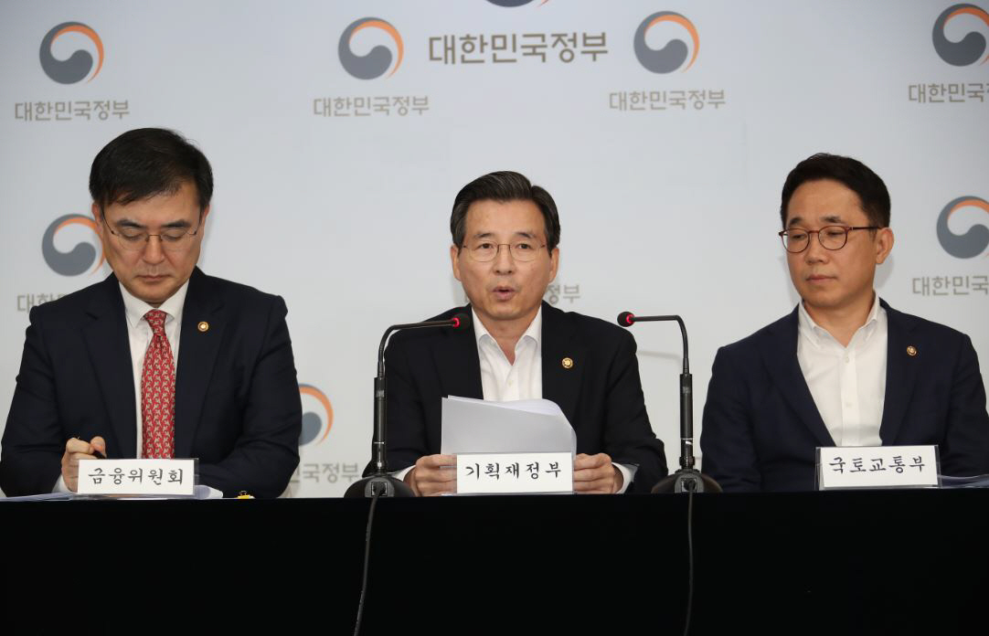 ▲김용범(가운데) 기획재정부 1차관과 박선호(오른쪽) 국토부 1차관, 손병두 금융위 부위원장이 1일 오후 정부서울청사 브리핑실에서 ‘최근 부동산시장 점검 결과 및 대응 방안’을 공동발표하고 있다.(연합뉴스)