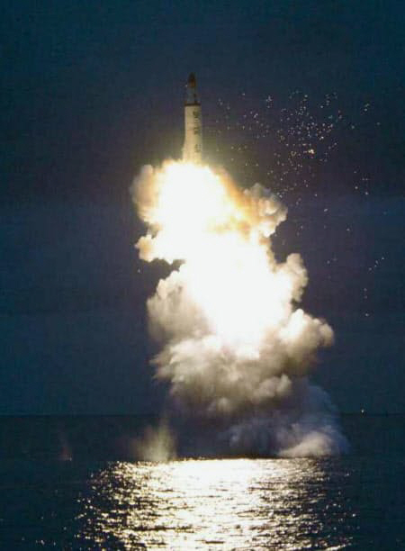 ▲2016년 8월 북한의 노동신문이 게재한 SLBM 수중 발사 실험 사진. 교도통신