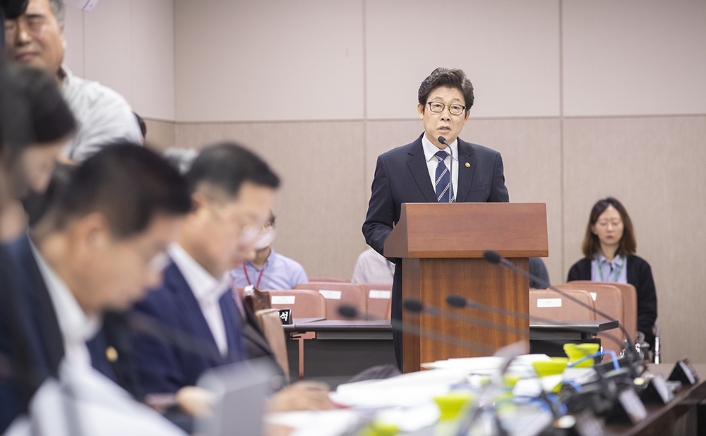 ▲조명래 환경부 장관이 2일 오전 세종청사 환경부 5층 회의실에서 열린 제371회 국회 환경노동위원회 국정감사에서 의원들의 질의에 답변하고 있다.(사진제공=환경부)