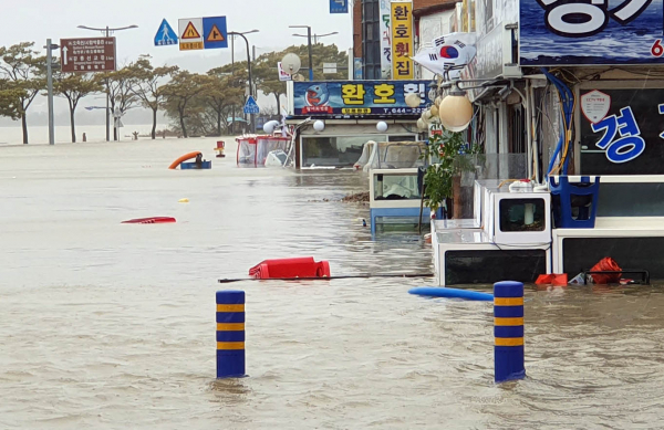 ▲3일 제18호 태풍 '미탁'의 영향으로 강원 강릉에 300㎜가 넘는 폭우가 쏟아진 가운데 경포대 주변 도로가 물에 잠겼다.  (연합뉴스)