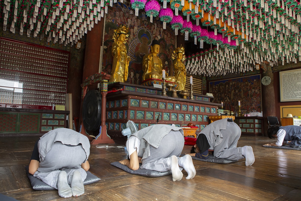 ▲신륵사에서 108배를 하는 모습.