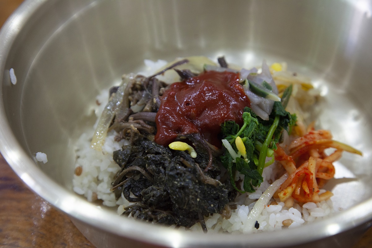 ▲함께 나온 반찬을 넣고 참기름을 넣어 비벼 먹으면 좋다.