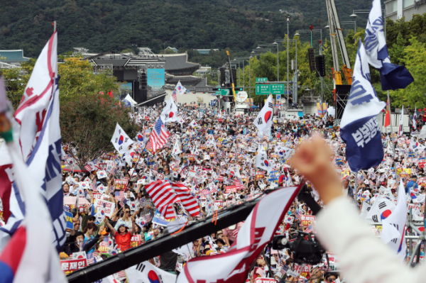 ▲'문재인하야범국민투쟁본부' 주최로 3일 낮 서울 광화문 교보빌딩 앞에서 열린 '문재인 하야 범국민투쟁 대회'에서 참석자들이구호를 외치고 있다.(연합뉴스)