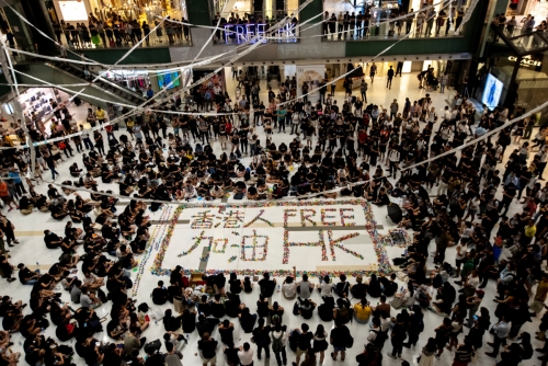 ▲2일(현지시간) 홍콩의 반정부 시위대가 전날 18세 고등학생이 경찰이 쏜 실탄에 맞아 중상을 입은 사건에 항의하는 시위를 홍콩 사틴 지역 쇼핑몰에서 벌이고 있다. 홍콩/로이터연합뉴스

